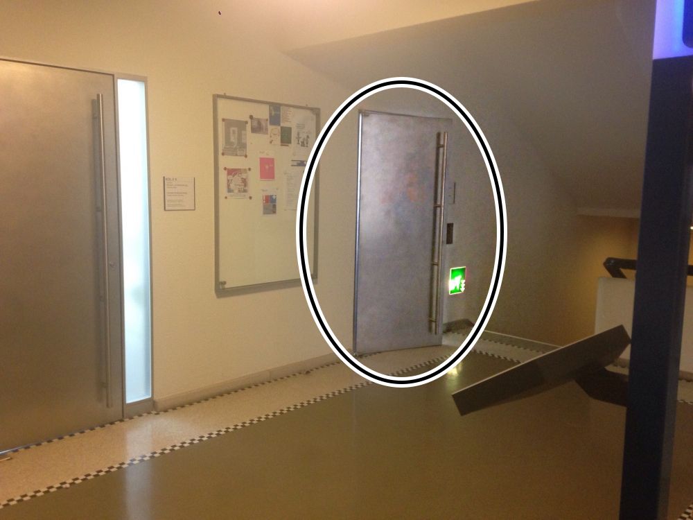 Büro KOL-E-10: Sicht auf die Eingangstüre der Fachstelle (schwarz markiert).