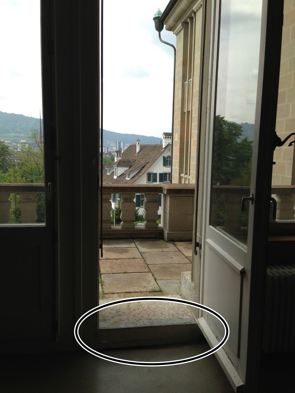 Hörsaal KOL-E-18: Zugang zur Terrasse mit Schwelle von 15 cm. Die Türe ist 77 cm breit.