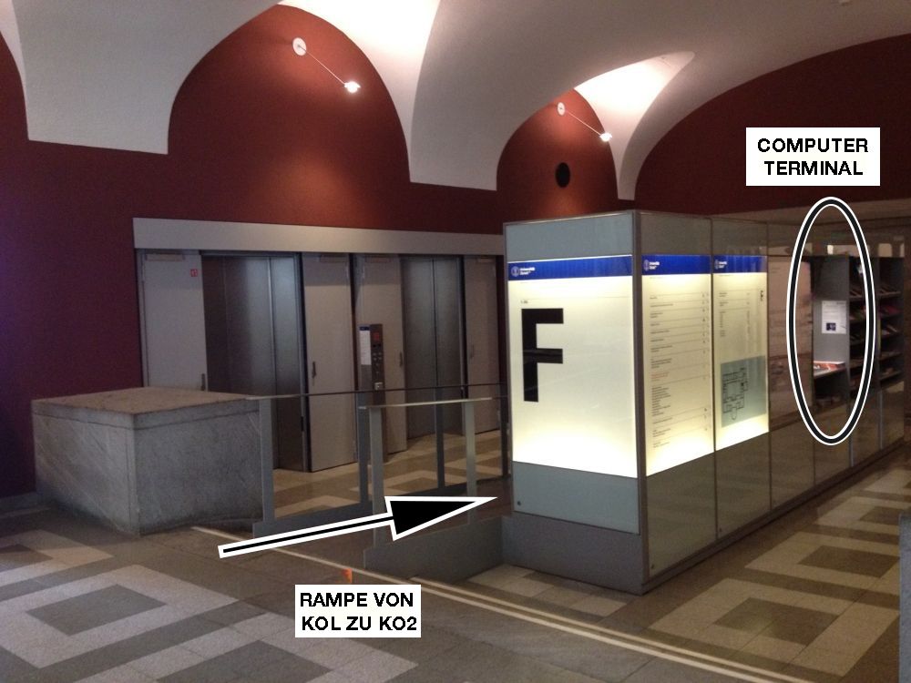 KOL, Stockwerk F: Rampe, die von KOL zu KO2 führt (siehe schwarzer Pfeil).

Rechts (siehe schwarzer Kreis): In der Nische befindet sich ein Computer-Terminal (Vorgänger der interaktiven Info-Säule).