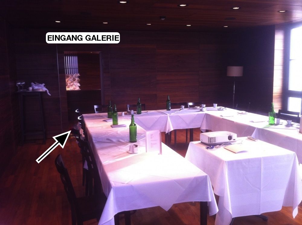 KOL, Stockwerk N: Blick in den Saal und Eingang Galerie (siehe schwarzer Pfeil).