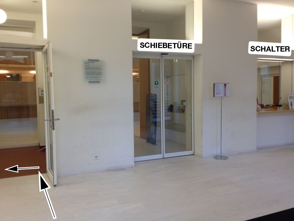 Rollstuhl-WC RAI-E-117: Links: Glastüre
Mitte: Schiebetüre
rechts: Schalter

Zum Rollstuhl-WC gelangt man, wenn man sich durch die Glastüre bewegt (siehe Pfeile)