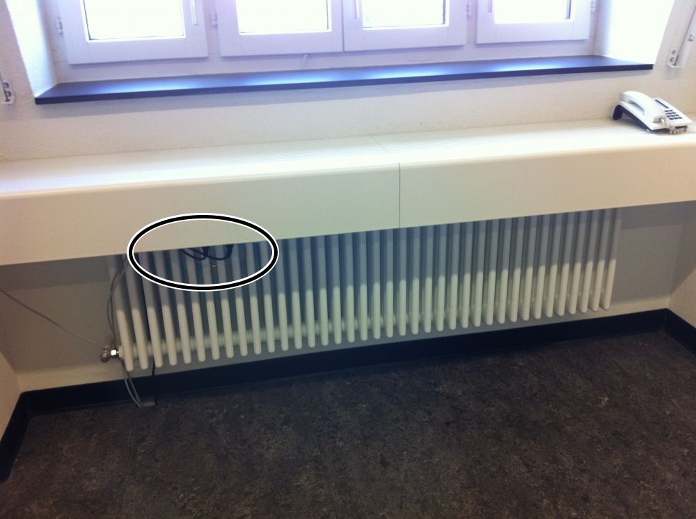 Seminarraum RAI-J-003: Die 6 Steckdosen befinden sich unter dem Fenstersims (Kreis).