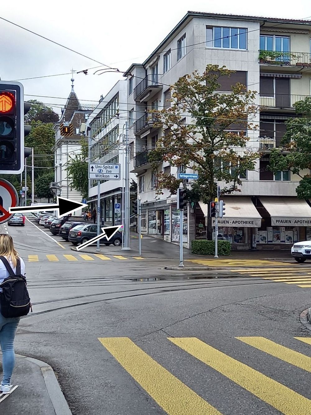 Gebäude RAL: Blick auf das RAL von der Station Kunsthaus. Der untere Pfeil markiert den Haupteingang und den alternativen stufenlosen Eingang. Der obere Pfeil markiert die Lage für einen möglichen Taxihalt.