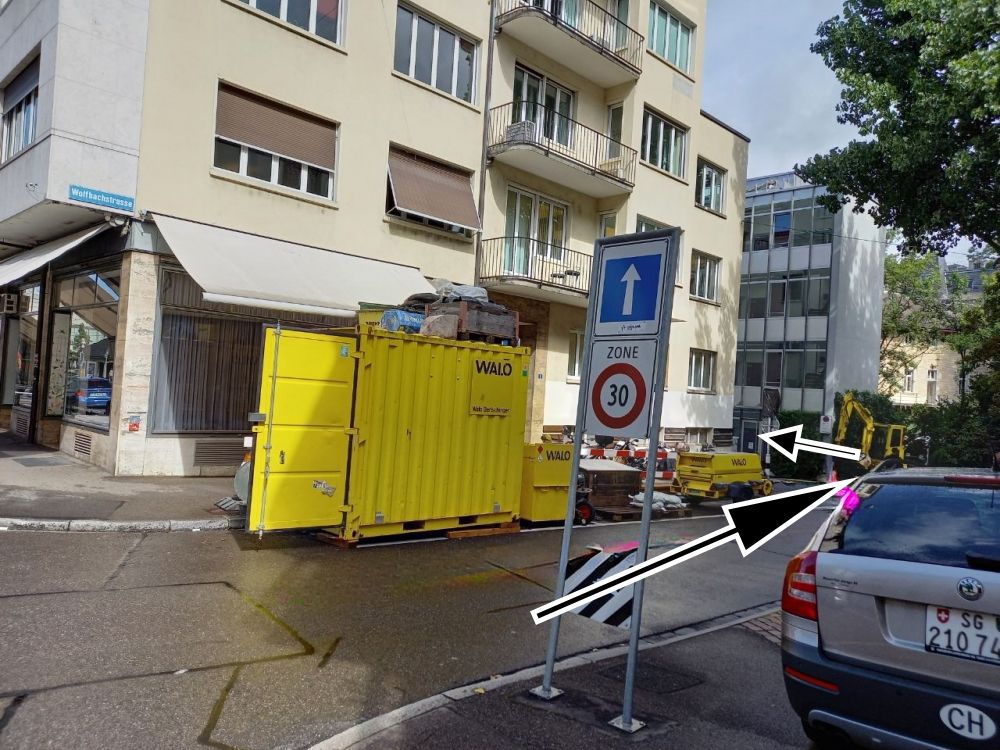 Gebäude RAL: Zufahrt zum Parkplatz.
