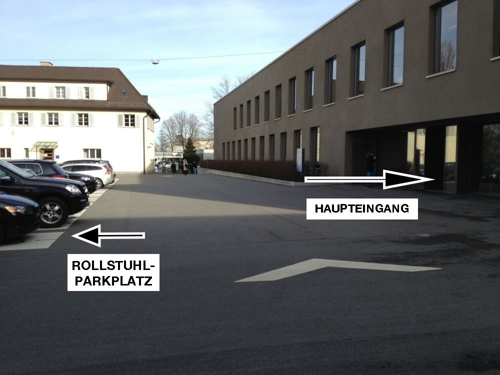 Gebäude TKK: Links: Rollstuhl-Parkplatz
Rechts: Haupteingang TKK.