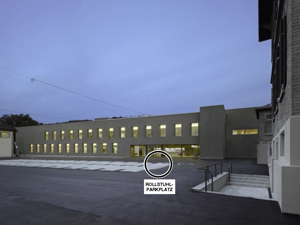 Gebäude TKK: Kleintierklinik TKK (Aussenansicht inkl. Parkplatz).
Wenn man Richtung Gebäude schaut, ist das Parkfeld ganz rechts ein Rollstuhl-Parkplatz (schwarzer Kreis).
