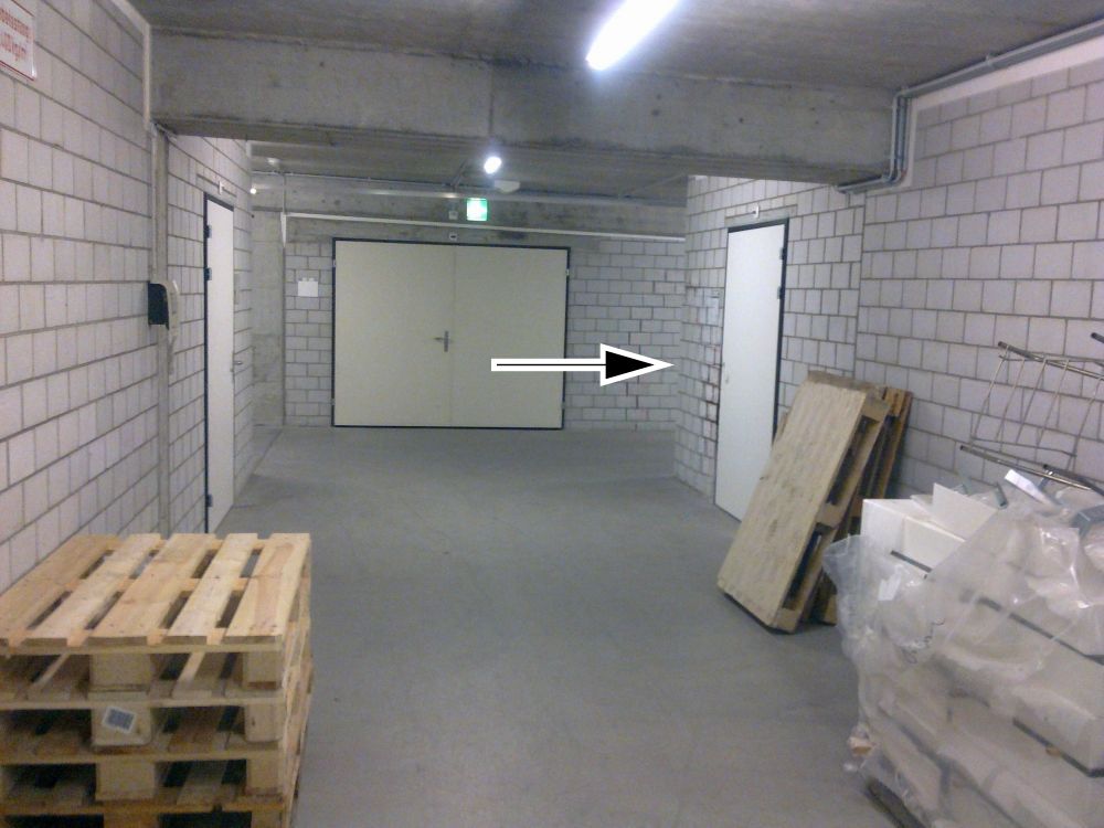 Y10-F, Ausstellung: Wenn man die erste Türe passiert hat, biegt man rechts und dann nochmals rechts ab.