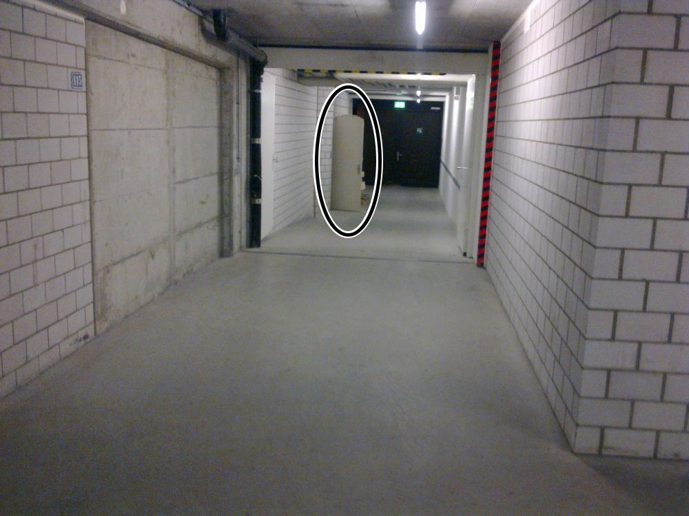 Y10-F, Ausstellung: In der zweiten Kurve sieht man auf der linken Seite die Eingangstüre zum Museum.