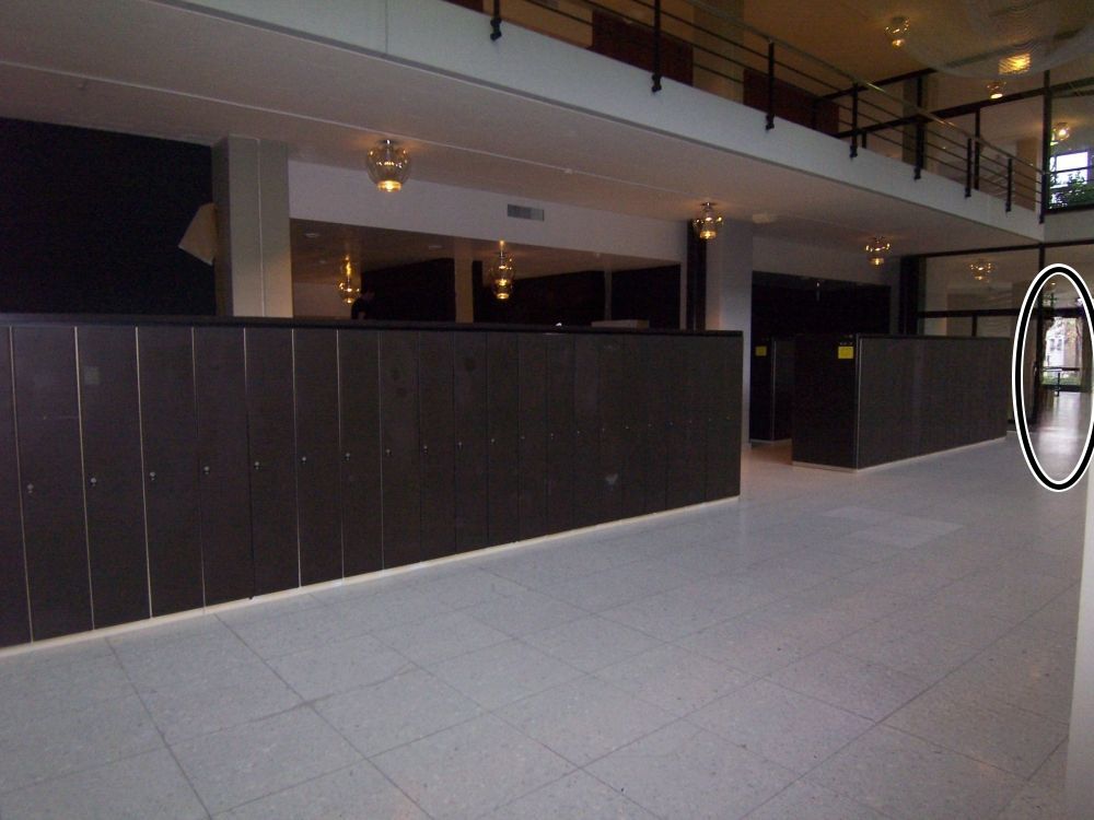 Y13-F, Schliessfächer/Garderobe: Die Schliessfächer.
Rechts im Bild ist die Türe markiert, die zu der Dreier-Liftgruppe führt. Diese befindet sich dann auf der linken Seite.
