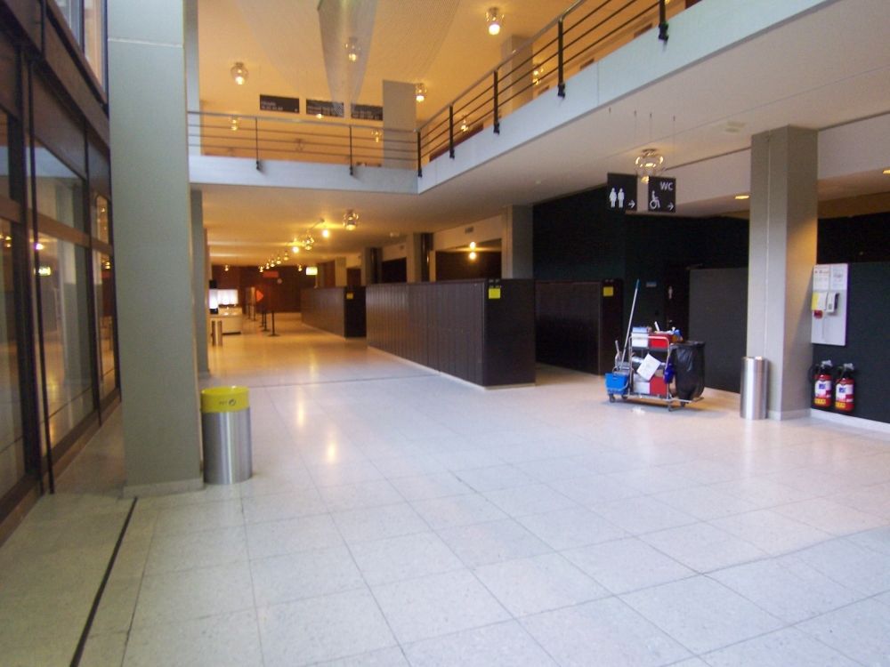 Y13-F, Schliessfächer/Garderobe: Links im Bild sind die Praktikumsräume Y14-F-21 und Y14-F-41 und gegenüber die Schliessfächer.