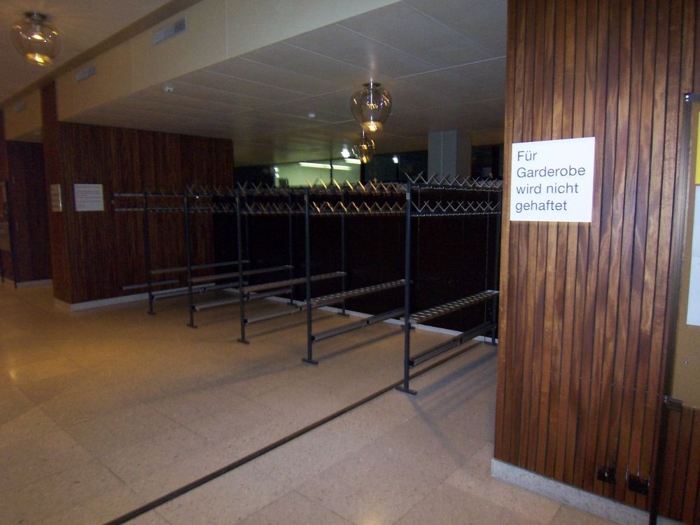 Y13-G, Schliessfächer/Garderobe: Garderobe.