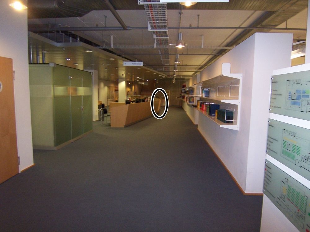 Schalter Y15-H-82C: Sicht vom Eingang durch den Zwischentrakt aus auf den Schalter (schwarz markiert).