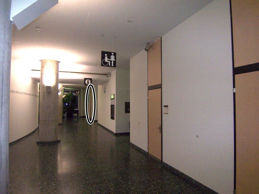 Rollstuhl-WC Y17-M-14B: Vom Lift aus nach links gesehen:
die WC-Türe ist schwarz markiert im Bild.