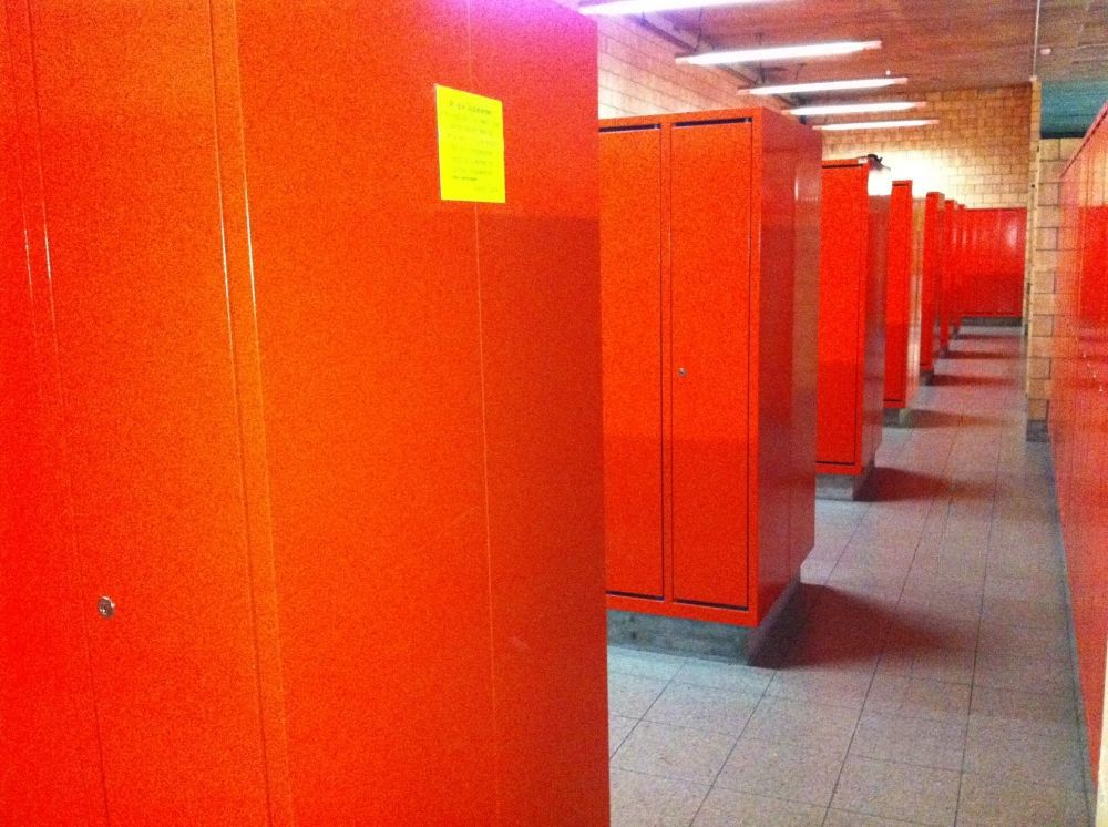 Y23-F, Schliessfächer/Garderobe: Schliessfächer.
Rechts: Gang.