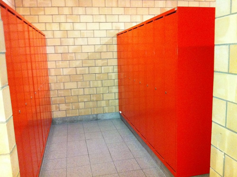 Y23-F, Schliessfächer/Garderobe: Breite zwischen zwei gegenüberliegenden Schliessfächern.
