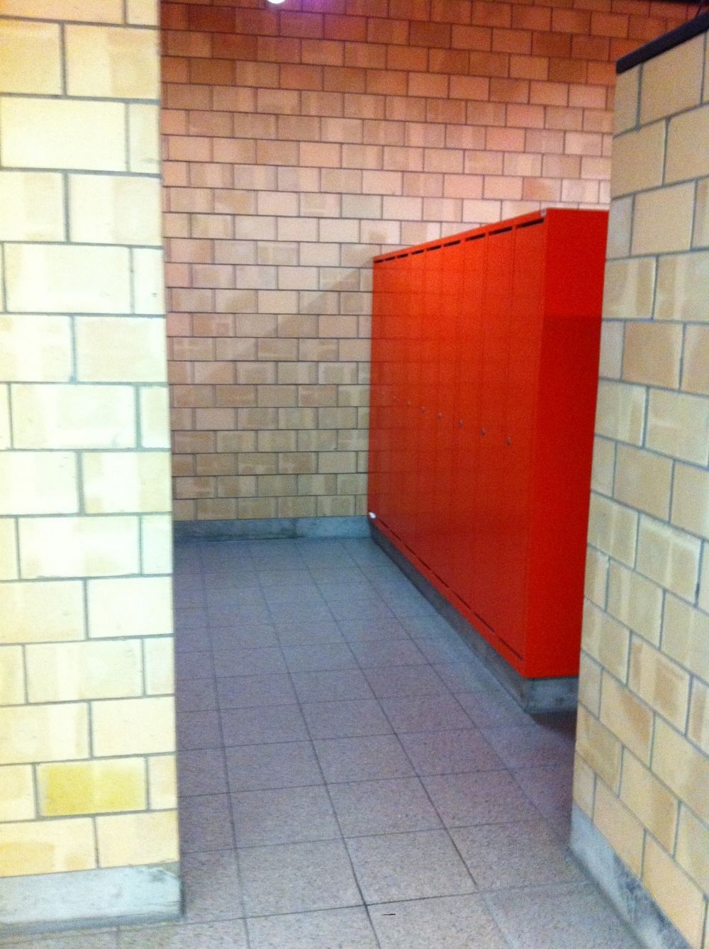 Y23-F, Schliessfächer/Garderobe: Zugang zu den Schliessfächern.