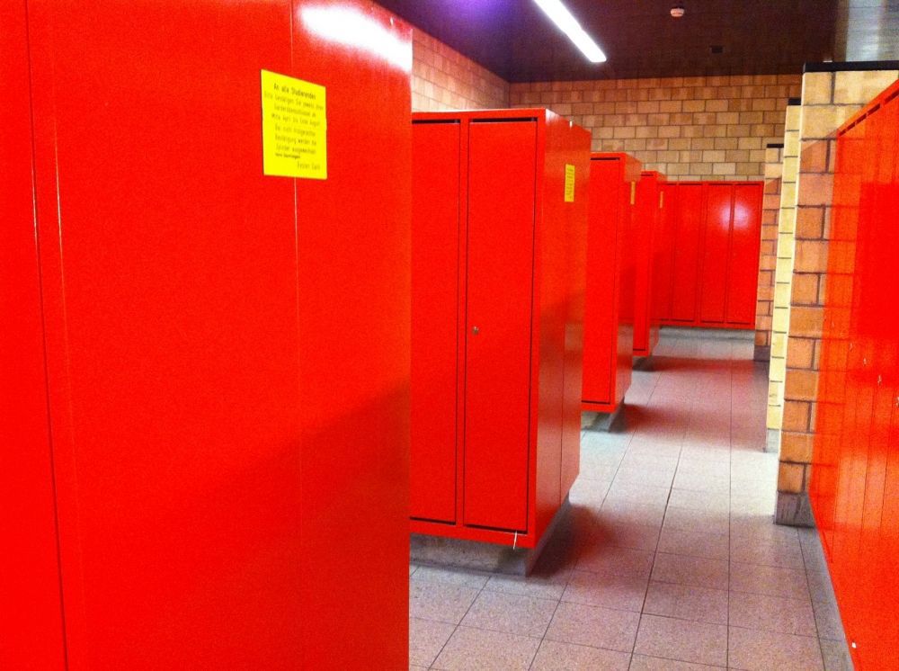 Y23-H, Schliessfächer/Garderobe: Schliessfächer.
Rechts: Gang.