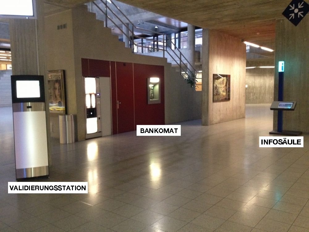 Y24, Stockwerk G: Links: Validierungsstation.

Mitte: Bancomat.

Rechts: Info-Säule.