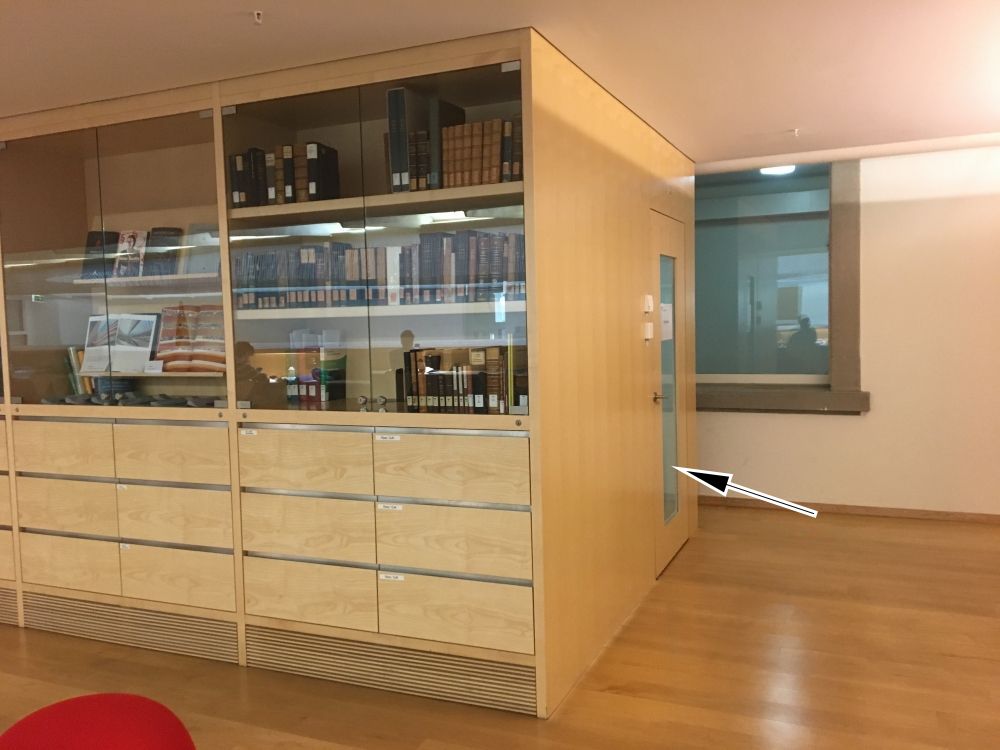 Kopierraum RAI-BIB-E-952: Der Kopierraum befindet sich in der Mitte des Zwischenstockwerks. Die Tür befindet sich auf der rechten Seite (Pfeil).