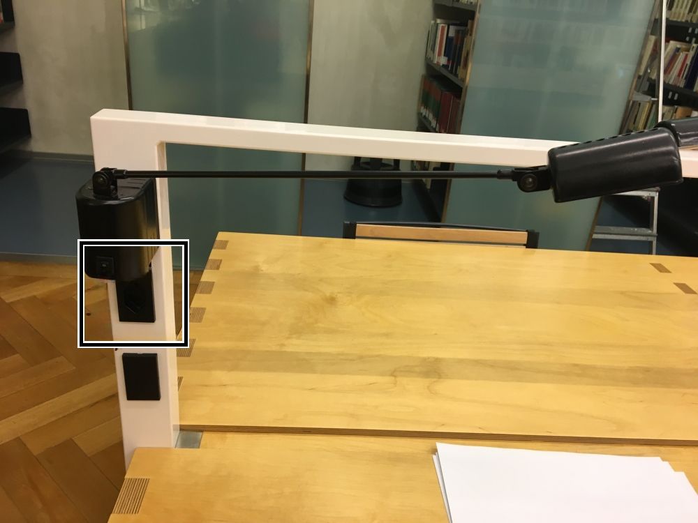 ZUG-E, Bibliothek: Der Stromaschluss befindet sich jeweils direkt unter der Lampe beim einzelnen Tisch (schwarz markiert).