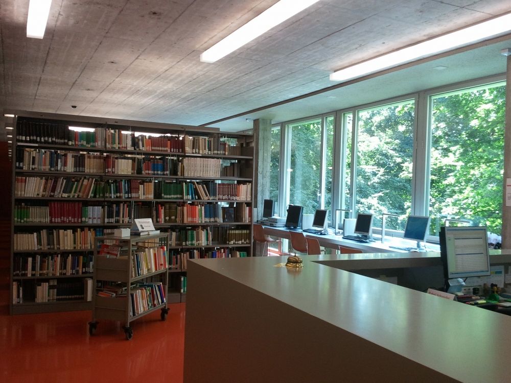 FRE-E, Bibliothek: Empfang und Arbeitsplätze.