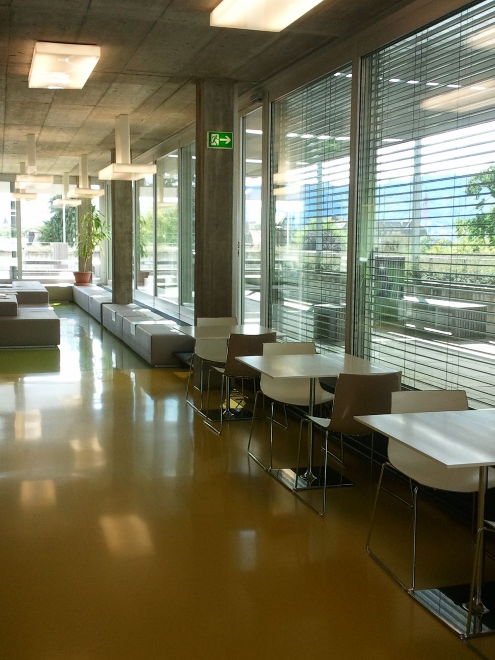 Aufenthaltsraum FRE-H-37: Sicht auf den Aufenthaltsraum. Rechts im Gang zu sehen: normaldimensionierte Tische (Höhe Tischunterkante: 70cm).