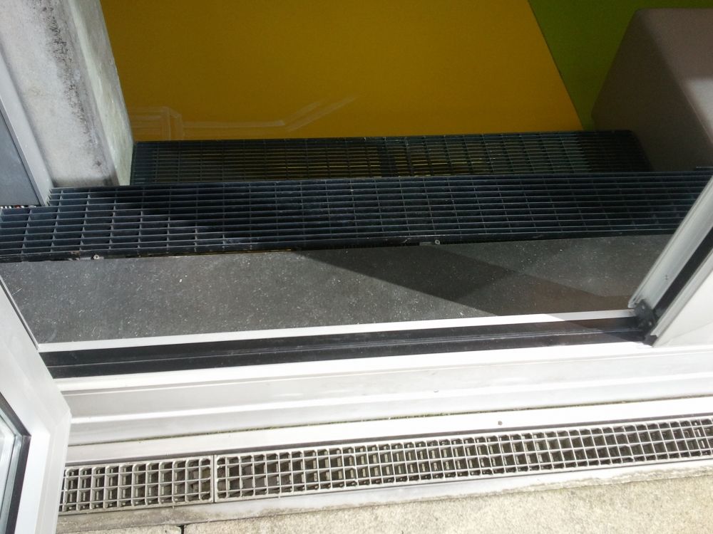 Aufenthaltsraum FRE-H-37: Türe mit Stufen zur Terrasse.