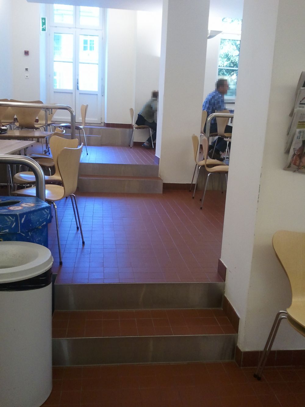 RAI-E, Cafeteria: Treppen (je zwei Stufen) führen zu den anderen beiden Ebenen der Cafeteria.
