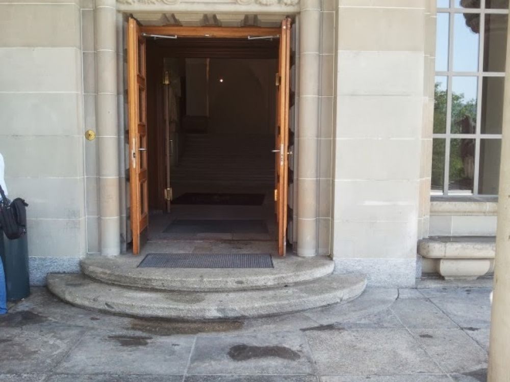 Gebäude KOL: Haupteingang Künstlergasse.