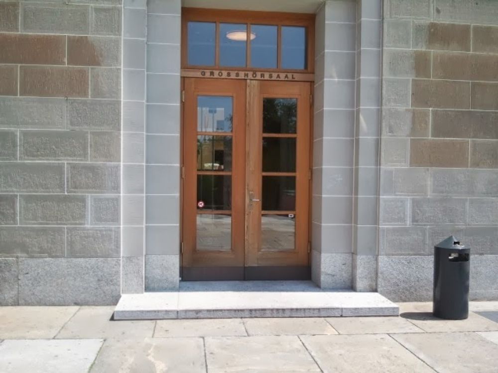 Gebäude KOL: Nebeneingang Künstlergasse (circa 5 Meter vom Haupteingang Künstergasse entfernt).