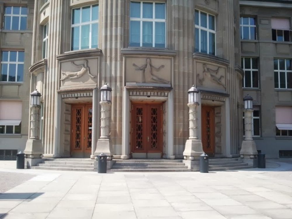 Gebäude KOL: KOL auf der Seite des Haupteingangs Rämistrasse 71.