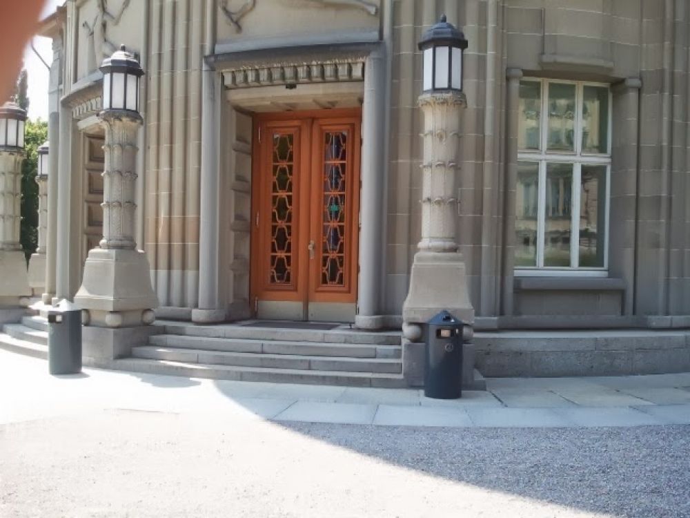 Gebäude KOL: Türe beim Haupteingang Rämistrasse 71.