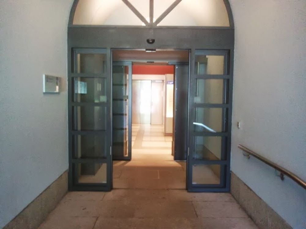 Gebäude KOL: Der stufenlose Eingang führt am oberen Ende der Rampe durch zwei automatische Schiebetüren ins KOL, Stockwerk E hinein.