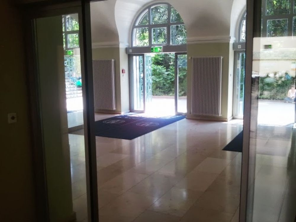 KOL, Stockwerk D: Eingangsbereich Doktor-Faust-Gasse.