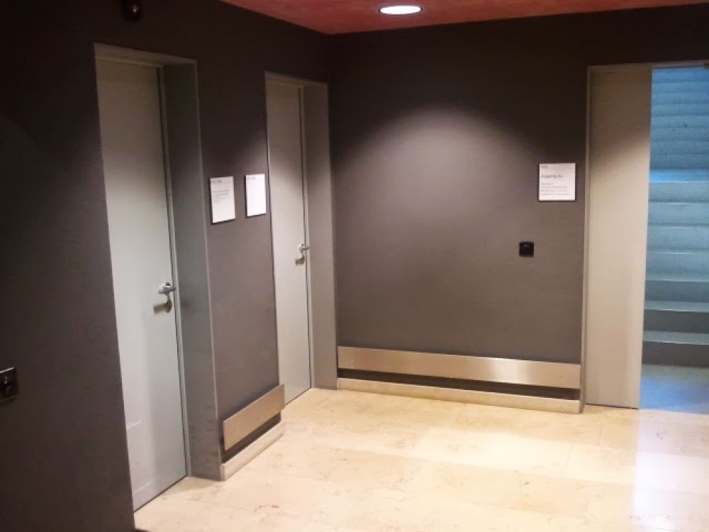 KOL, Stockwerk D: Tür zum Ruheraum für Studierende mit besonderen Bedürfnissen (linke Türe). In der Nähe des Kiosks.