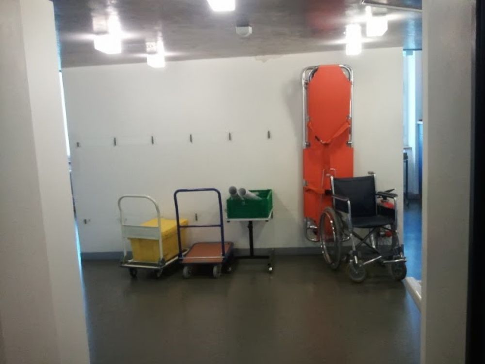 Sanitätsraum KOL-E-20: Blick von der Türe aus in den Sanitätsraum hinein.