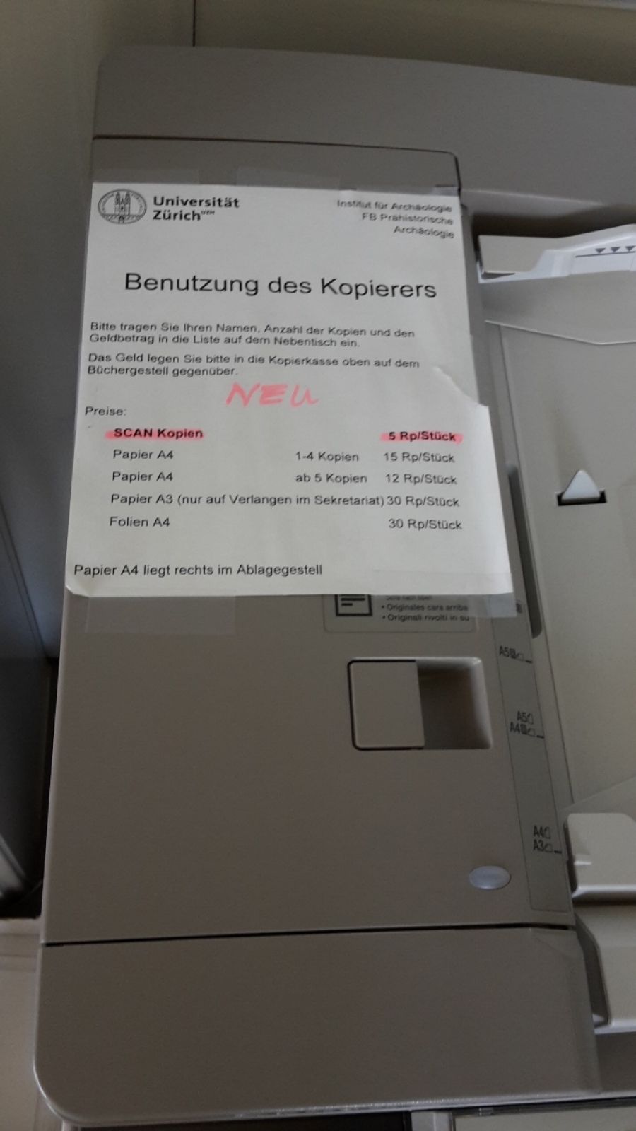 KO2-F, Bibliothek: Nach dem Eingang an der linken Wand befindet sich der Kopierer. Die Box für das Geld befindet sich auf dem gegenüberliegenden Bücherregal.