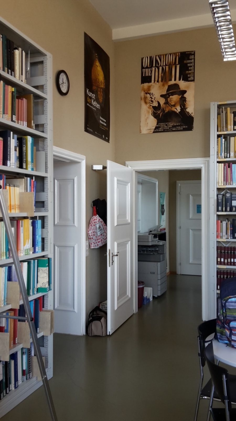 KO2-F, Bibliothek: Die Türe links ist die Eingangstüre zur Bibliothek. Die Türe geradeaus ist der Eingang zum KO2-F-163.