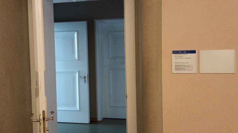 KO2-F, Bibliothek: Eingang zu KO2-F-164 - 166. Die Türe links vom Eingang führt zur Bibliothek.