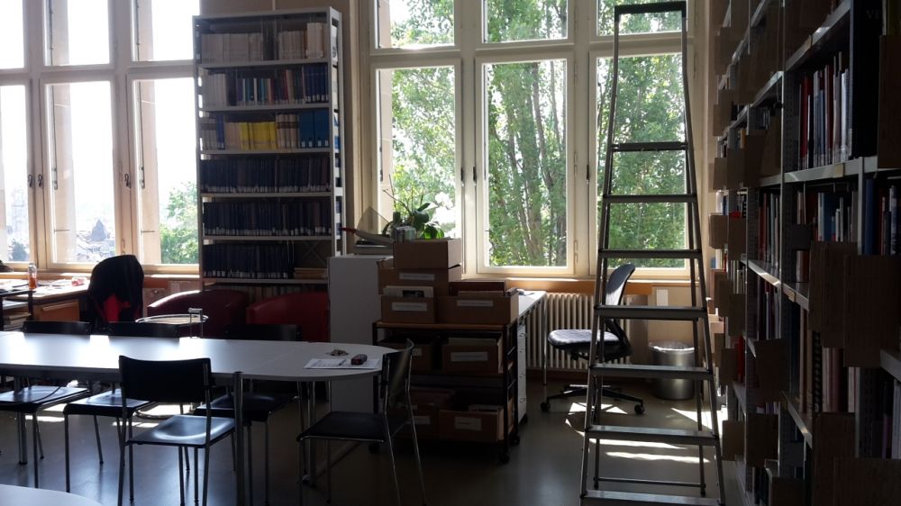 KO2-F, Bibliothek: Blick vom Eignang in Richtung Recherchestation an der rechten Fensterwand.