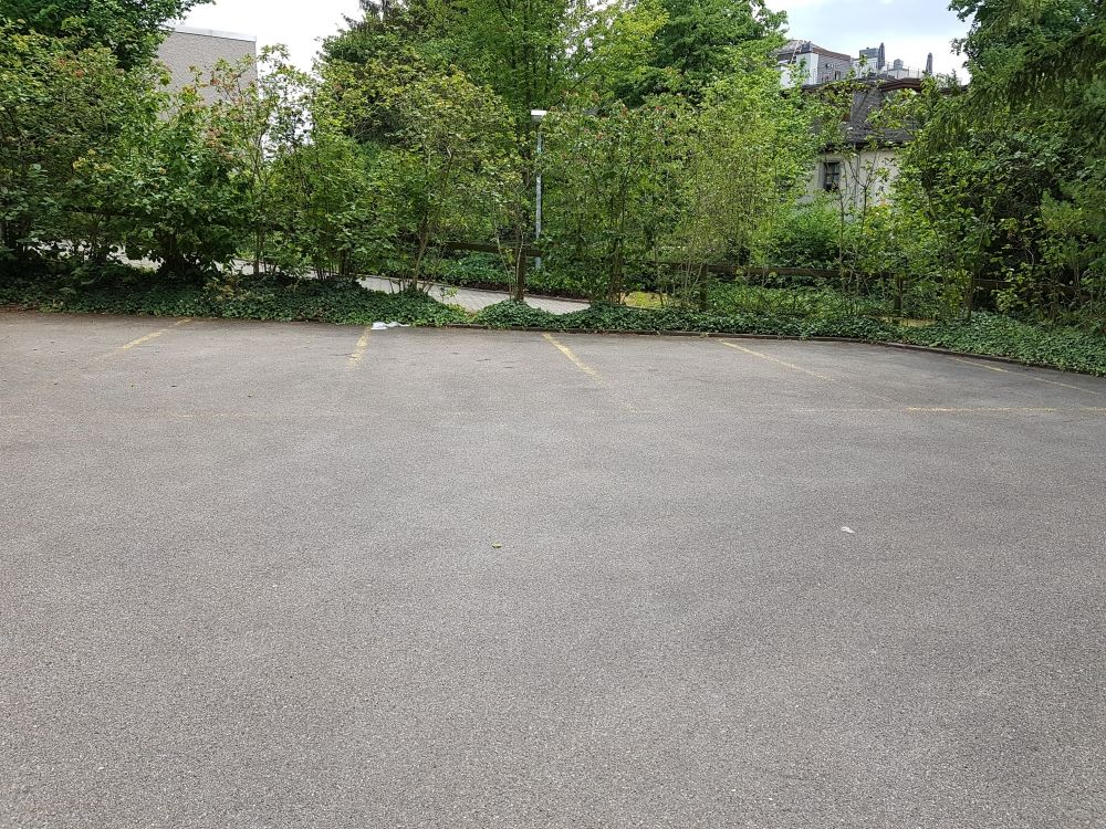 Gebäude RAD: Parkplätze hinter dem Gebäude.