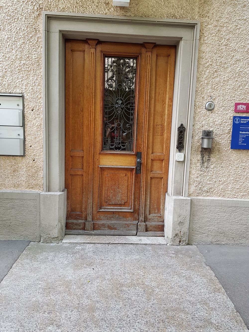 Gebäude RAD: Eingangstüre des Gebäudes.