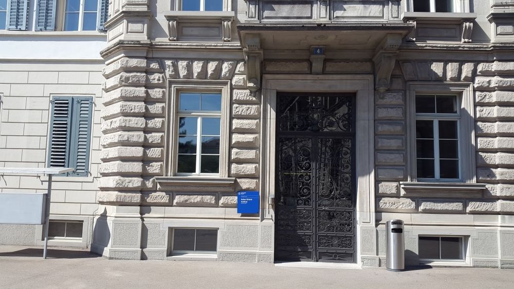 Gebäude ZUB: Der Haupteingang vom ZUB. Vom Innenhof aus blickend.
