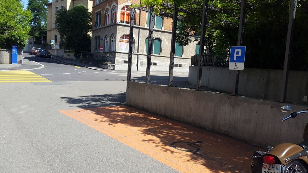 Gebäude ZUB: Der Rollstuhl-Parkplatz. Die Strasse, die hinten zu erkennen ist, ist die Zürichbergstrasse. Der Rollstuhl-Parkplatz befindet sich unmittelbar beim Eingang vom Rämibühl Parkhaus.