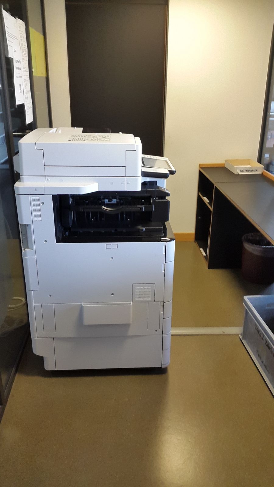 Kopierraum KOL-F-113a: Schmaler Bereich (ca. 46cm) zwischen Multifunktionsgerät und Ablage.