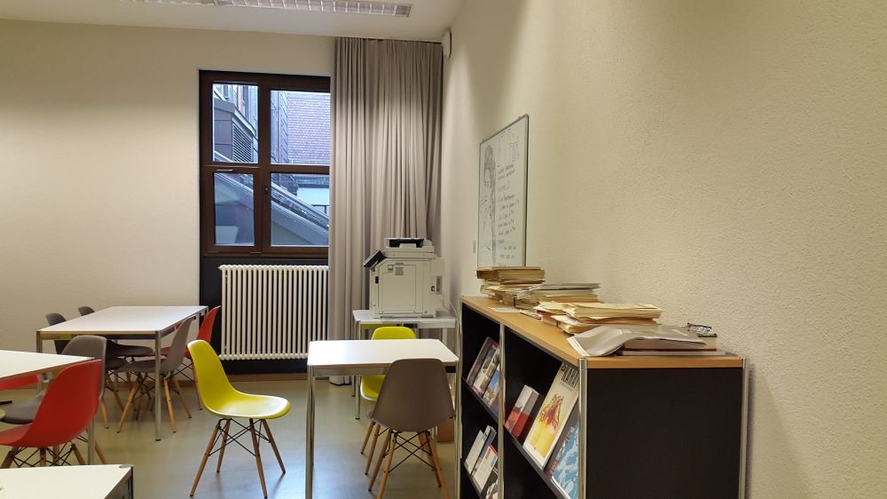 Aufenthaltsraum KO2-G-289a: Der Kopierer befindet, vom Eingang des Aufenthaltsraumes aus, auf der rechten Seite.