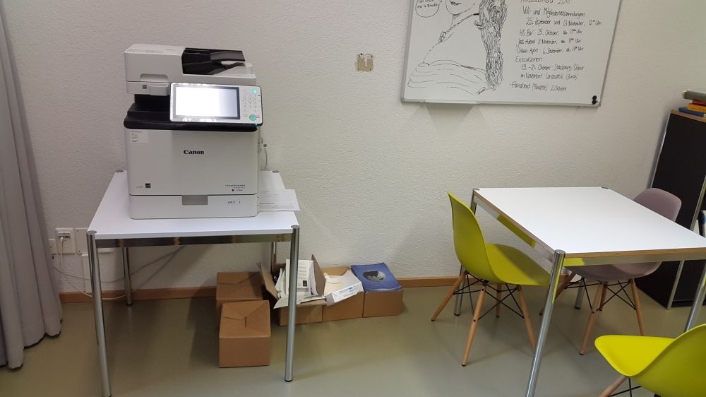 Aufenthaltsraum KO2-G-289a: Der Kopierer ist auf einem Tisch stationiert.