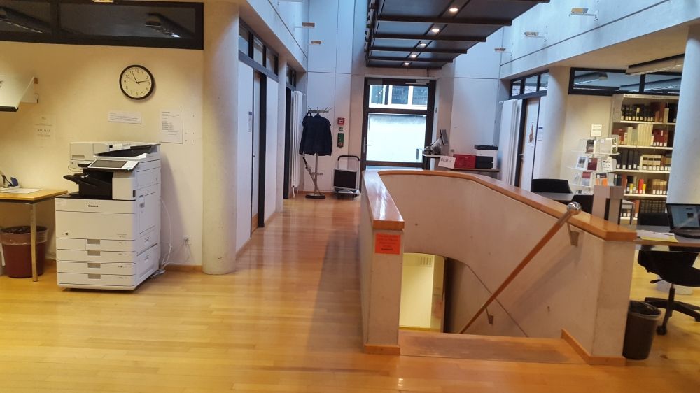 KO2-H, Bibliothek: Dies ist die Ansicht der Bibliothek, wenn man nach dem Eingang geradeaus schaut. Der Kopierer befindet sich hier auf der linken Seite.