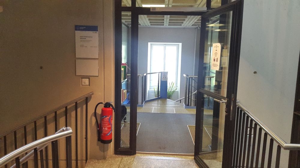 ZUB, Stockwerk 2: Sicht vom Flur des Stockwerkes aus auf den Eingang zur Bibliothek.