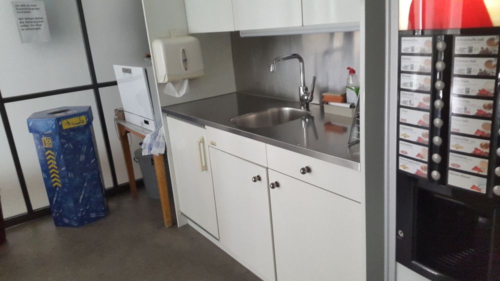 Aufenthaltsraum ZUB-3-306: Teeküche mit Getränkeautomat, Lavabo und Kühlschrank.